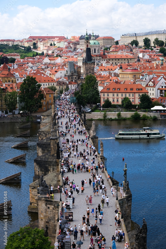 ponte praga com multidao
