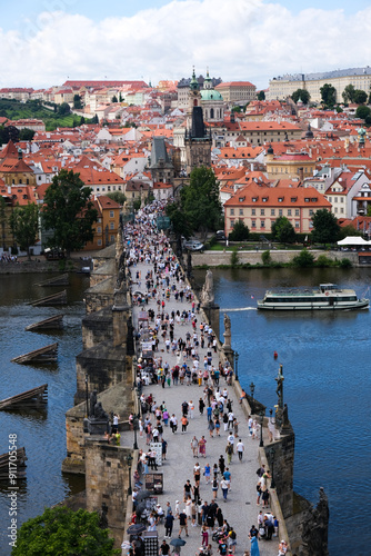 Obraz na płótnie ponte praga com multidao w salonie