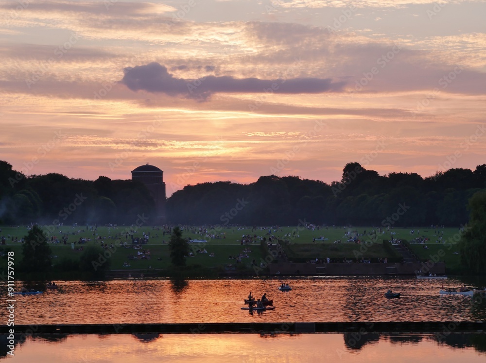 Naklejka premium SOnnenuntergang über dem Hamburger Stadtpark