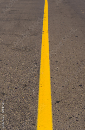 fondo de una carretera con la linea amarilla en medio de fondo vertical 