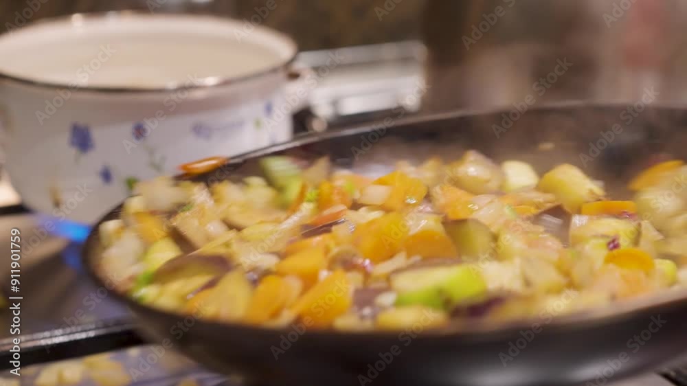 Sartén con verduras cortadas en cuadraditos siendo salteadas. Salteado de verduras. Cocinando. Cocina. Cocinero. Cocinero. Footage de Cocina. Dieta. Comida saludable, vegetariana. 