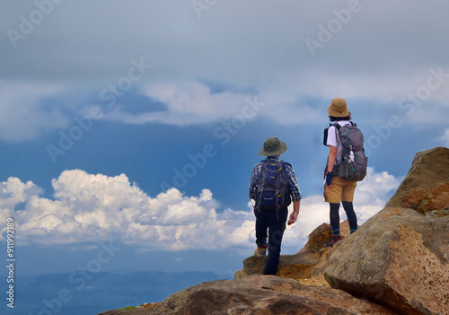 北アルプスの自然景観を楽しむ登山の二人