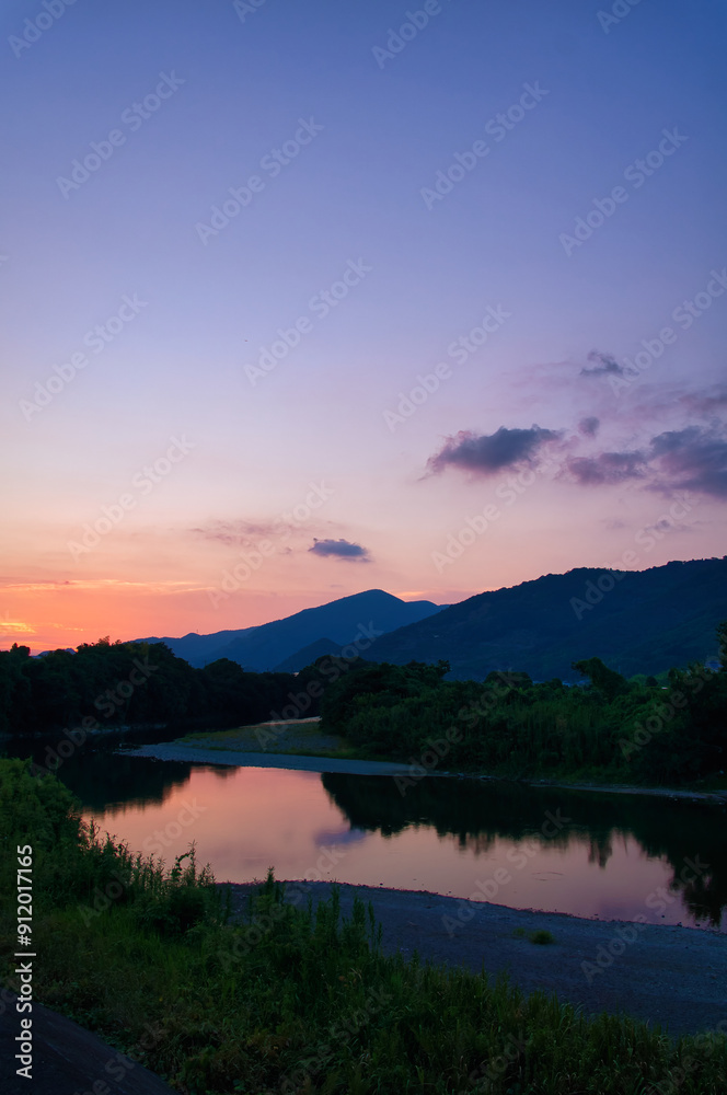Fototapeta premium 夕暮れ時の有田川 有田川町 鉄道公園より