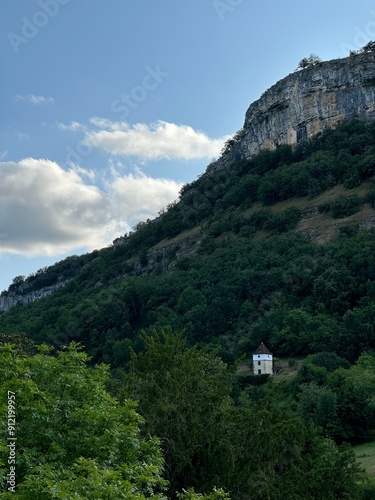 falaise face à la commune d'Autoire