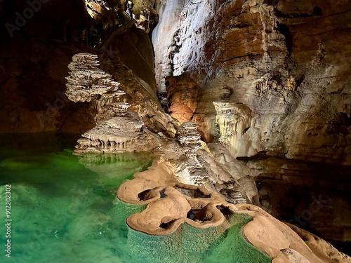 rivière souterraine dans les Grottes de Padirac