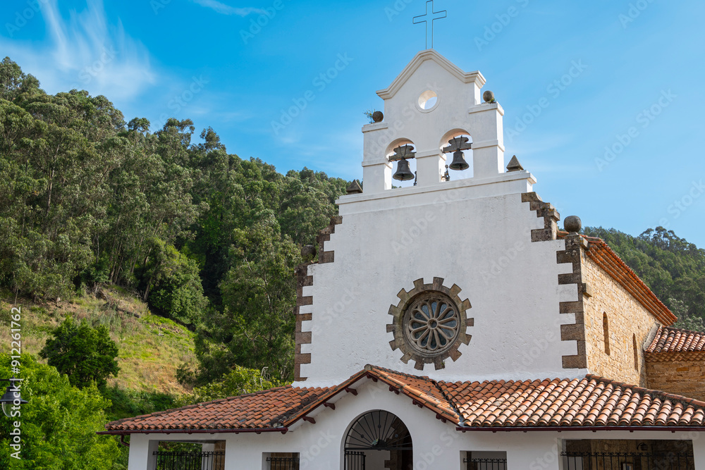 Hermosa fachada con espadaña de la iglesia a San Miguel en la villa de Tazones, España Hermosa fachada con espadaña de la iglesia a San Miguel en la villa de Tazones, España