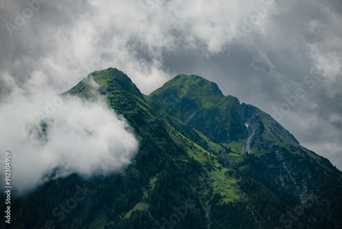 Tiroler Alpen in den Wolken