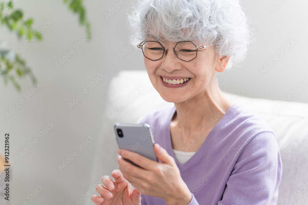 スマートフォンを操作しているシニア女性 スマートフォンを操作しているシニア女性