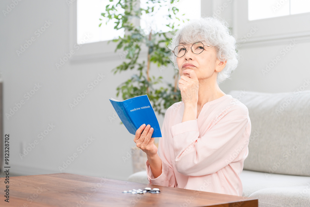 おくすり手帳を確認するシニア女性