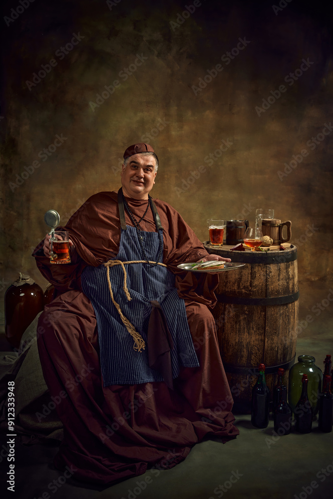 Naklejka premium Medieval monk, holding pint of ale and plate of food, with wooden barrel filled with various drinks of beer against vintage background. Abbey ale. Concept of comparison of eras, history, brewery