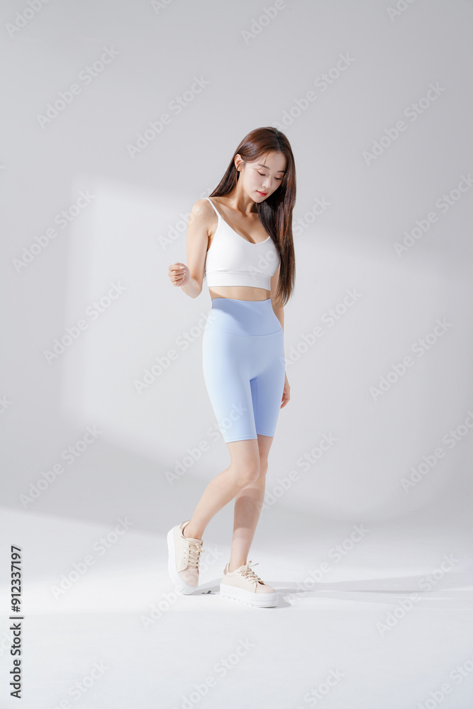 スポーツウェアを着た美しい女性のスタイリッシュなポートレート スポーツウェアを着た美しい女性のスタイリッシュなポートレート