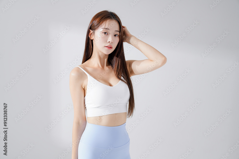 スポーツウェアを着た美しい女性のスタイリッシュなポートレート スポーツウェアを着た美しい女性のスタイリッシュなポートレート