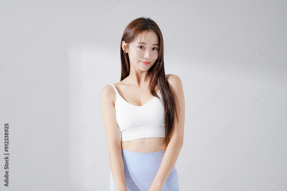スポーツウェアを着た美しい女性のスタイリッシュなポートレート スポーツウェアを着た美しい女性のスタイリッシュなポートレート