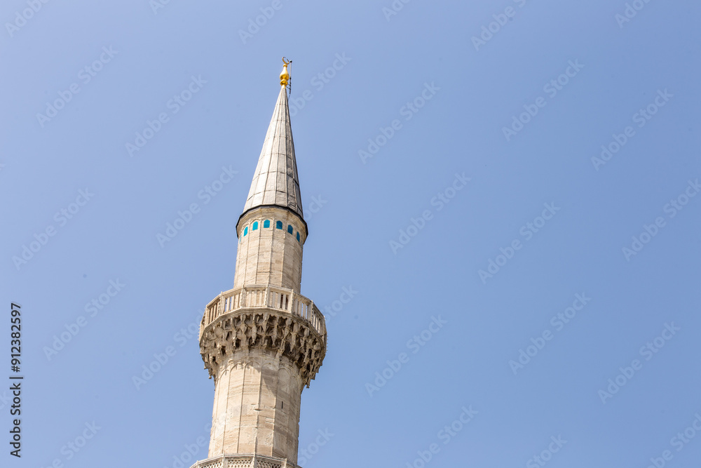 Minaret, en crayon sur fond de ciel bleu, de la Mosquée de Çamlıca à Istanbul en Turquie Minaret, en crayon sur fond de ciel bleu, de la Mosquée de Çamlıca à Istanbul en Turquie