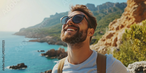 Mann mit Sonnenbrille wandert am Meer