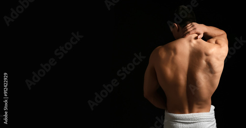 Muscular sexy bodybuilder w...