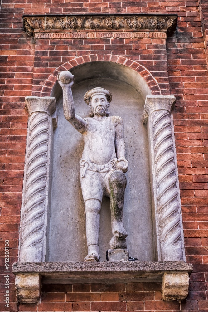 cremona, italien - statue von einem steinwerfer am dom