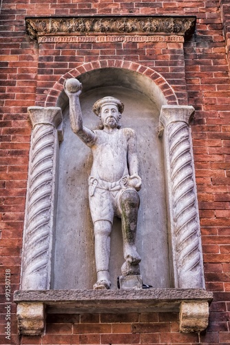 Obraz na płótnie cremona, italien - statue von einem steinwerfer am dom w salonie