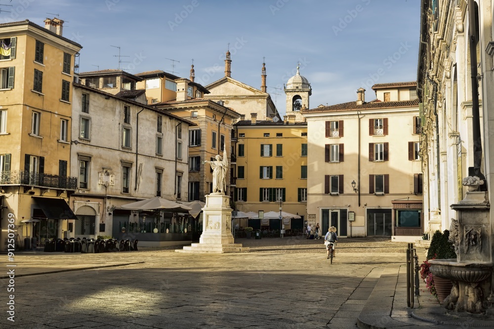 brescia, italien - statue des sieges auf der piazza della loggia