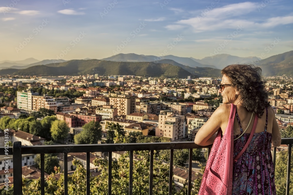 brescia, italien - eine frau schaut auf das häusermeer von brescia
