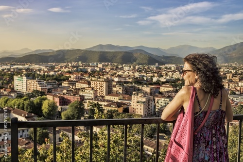 Obraz na płótnie brescia, italien - eine frau schaut auf das häusermeer von brescia w salonie