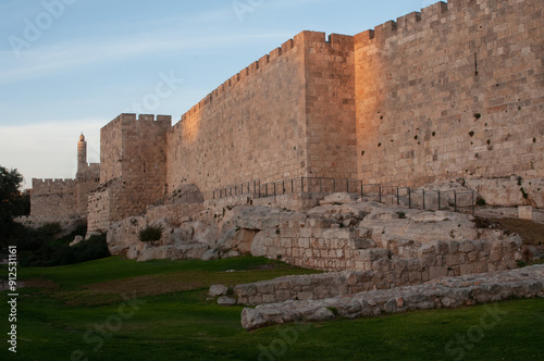 Foto Section of the walls of the Old City of Jerusalem and the Tower of David citadel at sunset in Israel