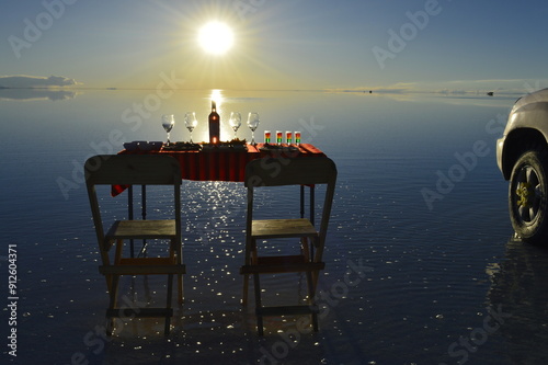 Mesa no pôr do sol do Salar de Uyuni na Bolívia