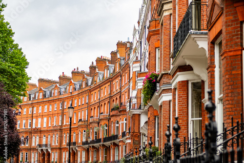 Foto LONDON- Upmarket residential street of large mansion townhouses borough of Kensi