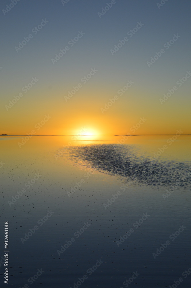 Obraz premium Pôr do sol no Salar de Uyuni na Bolívia