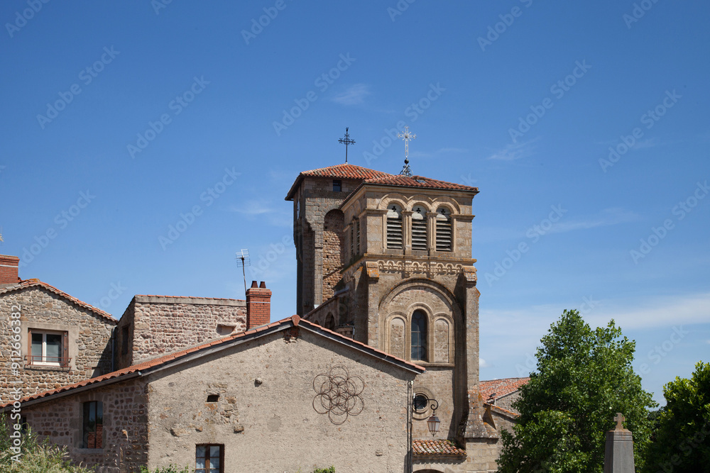 Église dominant les maisons du village de Marols dans le département de la Loire Église dominant les maisons du village de Marols dans le département de la Loire