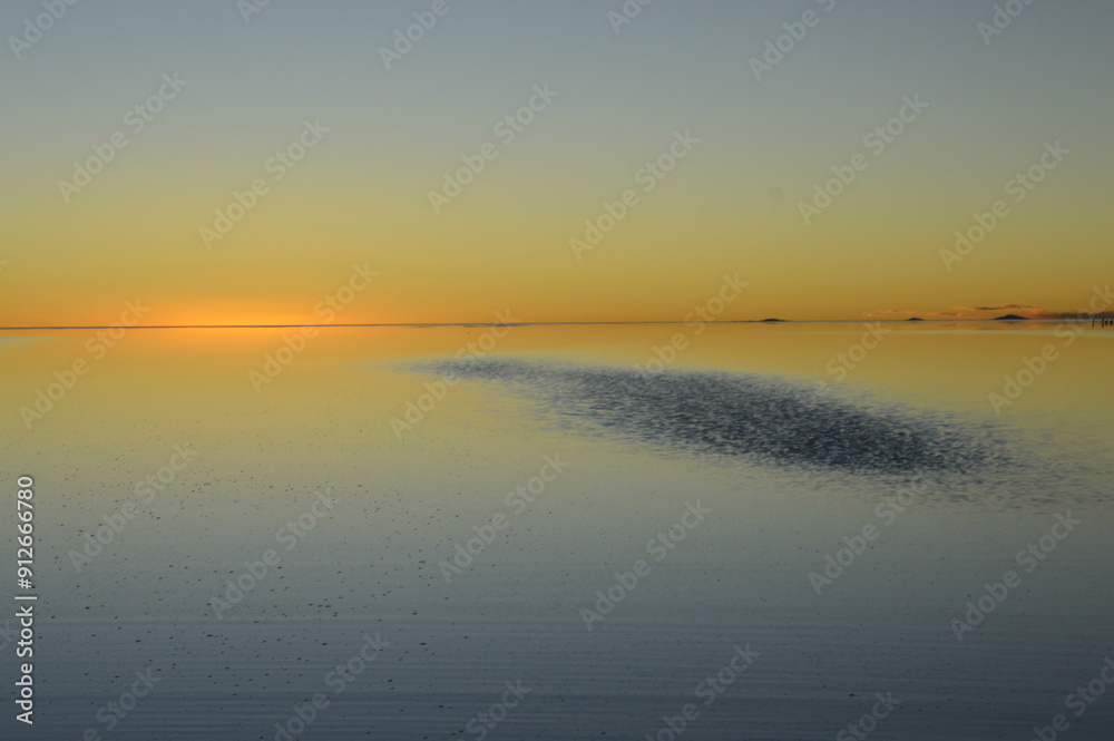 Obraz premium Pôr do sol na água do Salar de Uyuni