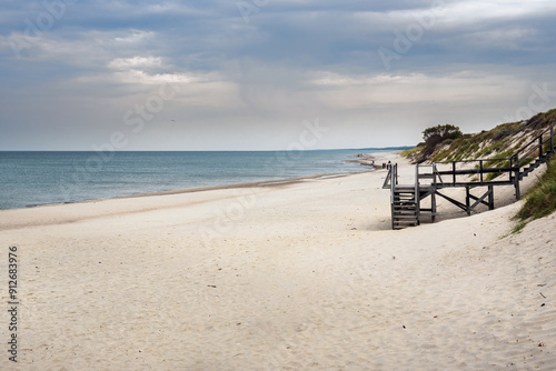 Obraz na płótnie Long white sand beach in the Curonian Spit National Park. Kaliningrad region. Russia w salonie
