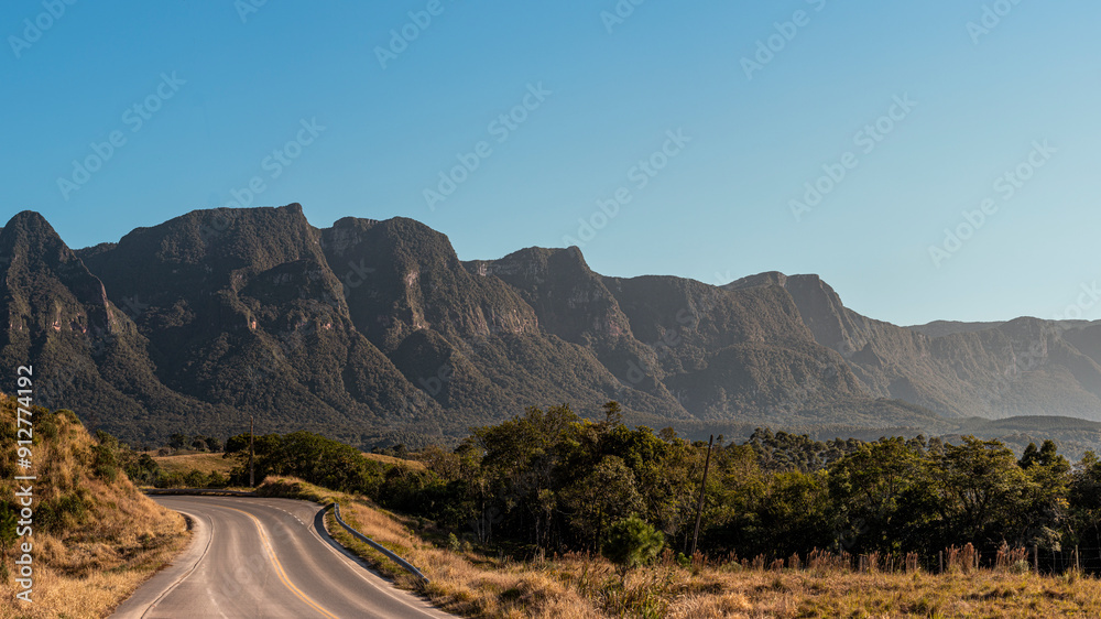 Estrada das montanhas. Curvas de tirar o fôlego, perfeitas para motociclistas ou uma viagem de carro. Estrada das montanhas. Curvas de tirar o fôlego, perfeitas para motociclistas ou uma viagem de carro.