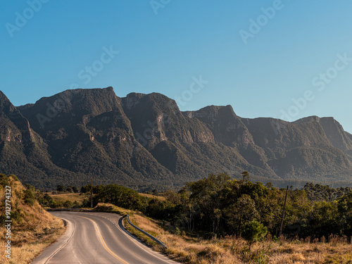 Estrada das montanhas. Curvas de tirar o fôlego, perfeitas para motociclistas ou uma viagem de carro. 