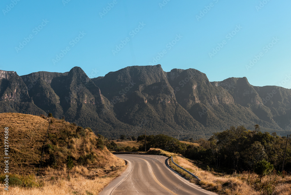 Estrada das montanhas. Curvas de tirar o fôlego, perfeitas para motociclistas ou uma viagem de carro. Estrada das montanhas. Curvas de tirar o fôlego, perfeitas para motociclistas ou uma viagem de carro.