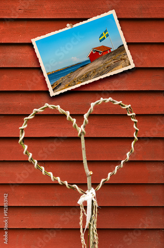 Herz aus Zweigen an einer Eingangstür in Schweden