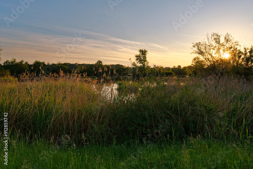 Sonnenuntergang im Vogelschutzgebiet NSG Garstadt bei Heidenfeld im Landkreis Schweinfurt, Unterfranken, Bayern, Deutschland photo