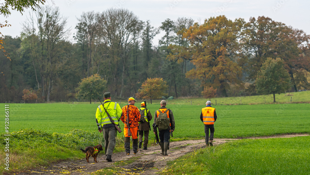 Hundrführer und Jagdhelfer auf dem Weg ins Revier Hundrführer und Jagdhelfer auf dem Weg ins Revier