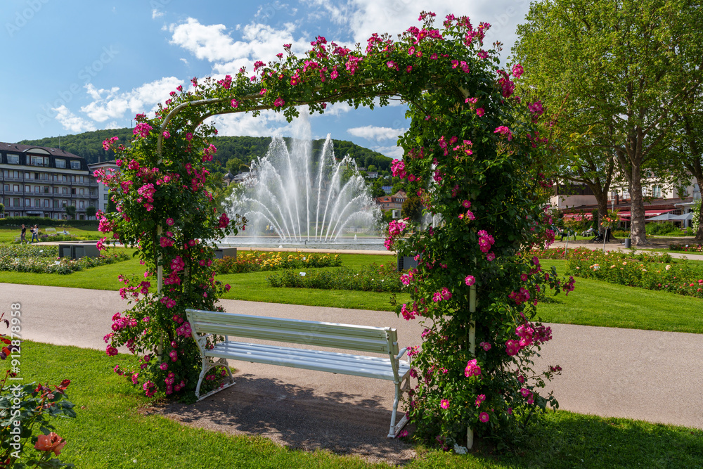 Obraz premium Kurpark und Rosengarten im Staatsbad Bad Kissingen, Unterfranken, Franken, Bayern, Deutschland