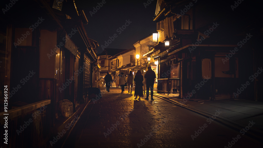 Obraz premium Tourists walking down narrow street in gion at night kyoto japan