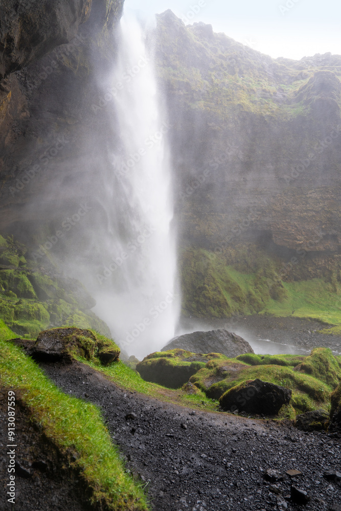 Kvernufoss bei Regen und Sturm