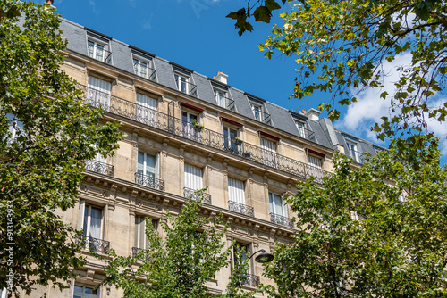 Quadro em tela Façades d'immeubles résidentiels de style classique parisien le long d'une avenue bordée d'arbres