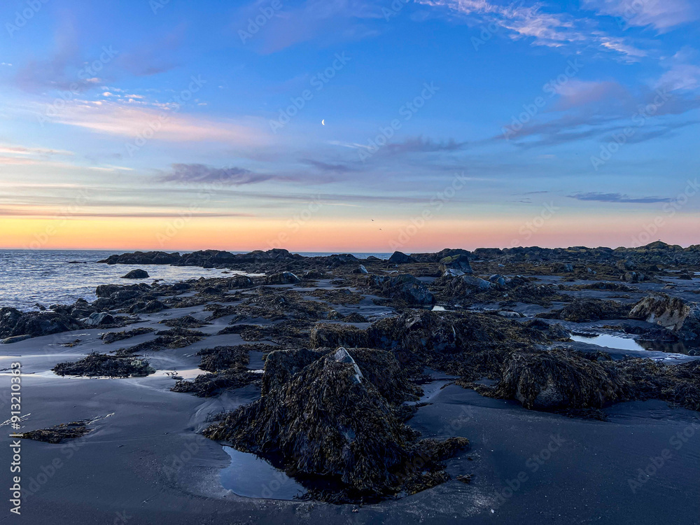 Obraz premium Sunrise and a small moon