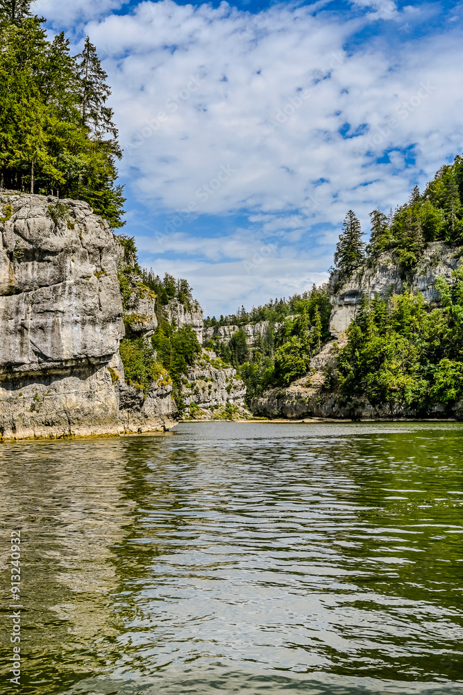 Fototapeta Les Brenets, le lac des Brenets, Felsen, Felswände, Doubs, Fluss, Le Locle, Boot