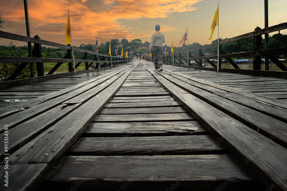 Fototapeta premium Beautiful landscape, Mon Bridge or Umanmanat wooden bridge. The longest wooden bridge in Thailand At Sangkhla Buri,Thailand