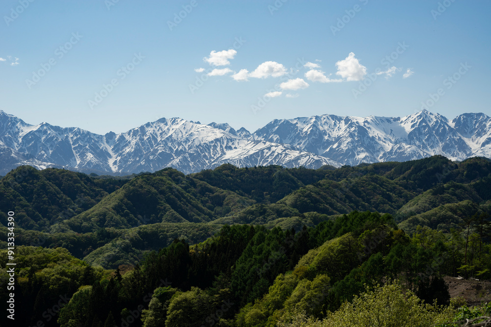Fototapeta premium 小川村から望む春の北アルプス