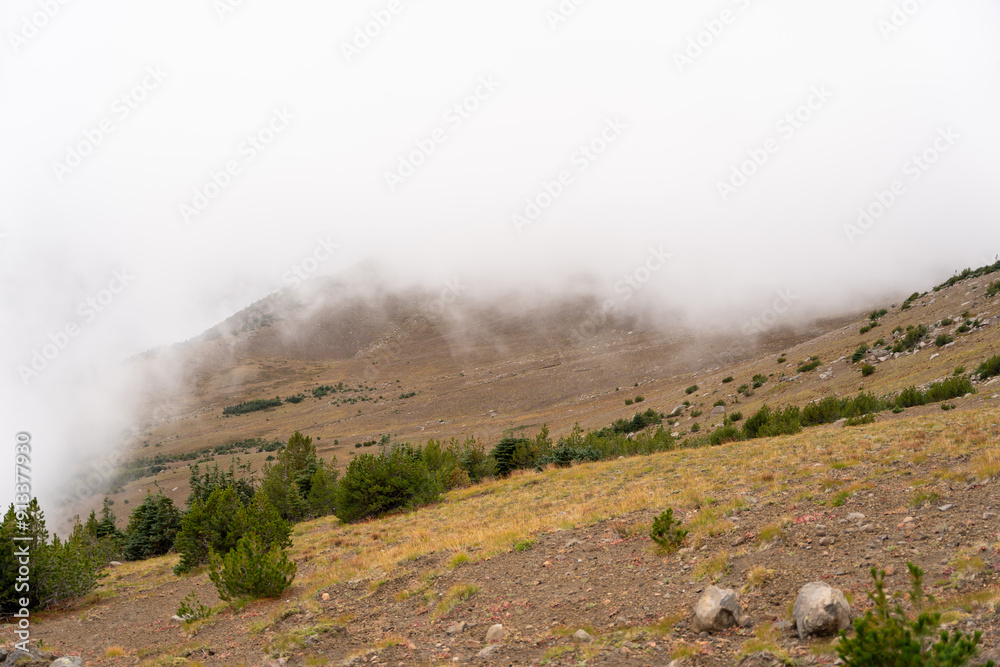 Fototapeta premium Stunning views of the lush Burroughs Mountains along Sunrise Rim Trail.