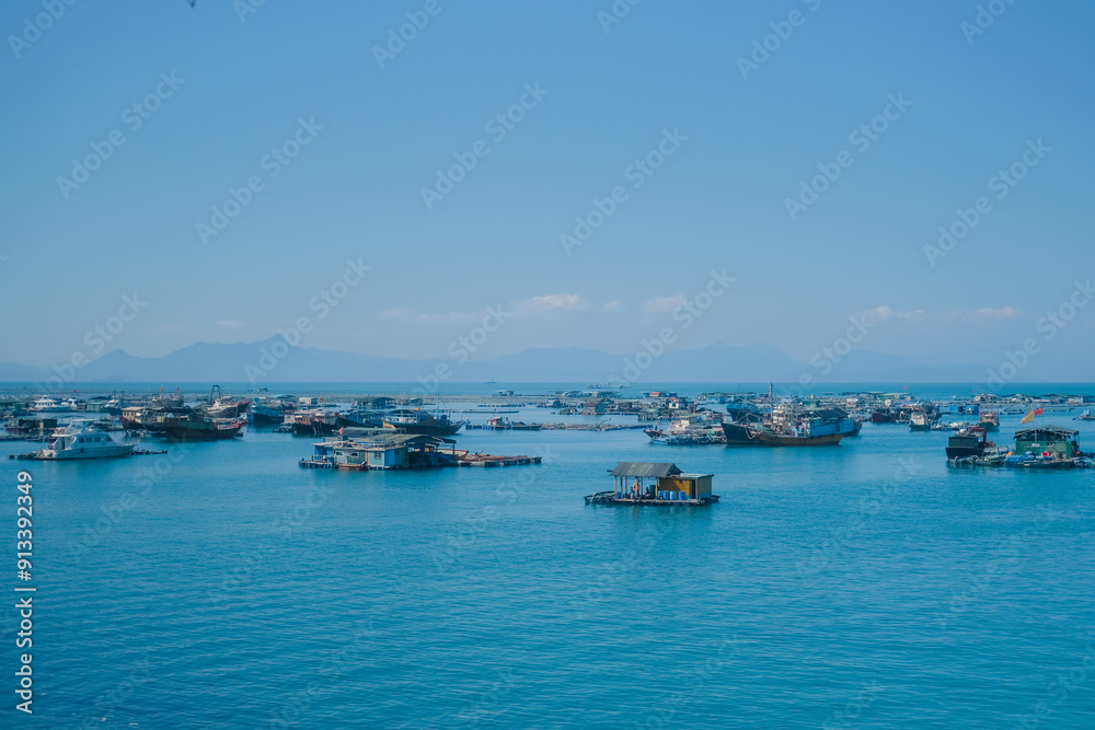 There are many cruise ships and fishing boats docked at the seaside pier, which provides a very beautiful and exclusive sea view. There are many cruise ships and fishing boats docked at the seaside pier, which provides a very beautiful and exclusive sea view.