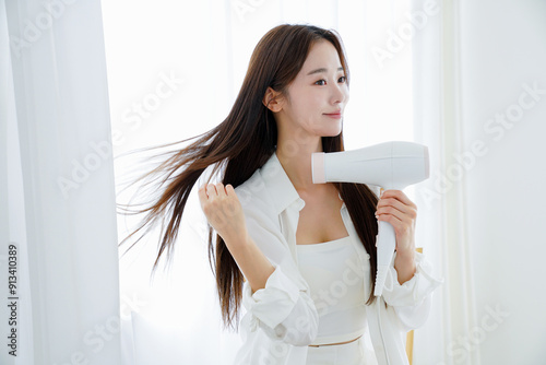 Plakat w ramie ヘアケアをする美しい若い女性