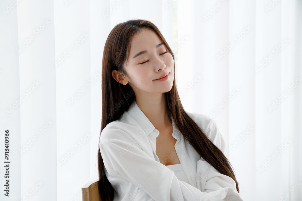 ヘアケアをする美しい若い女性 ヘアケアをする美しい若い女性